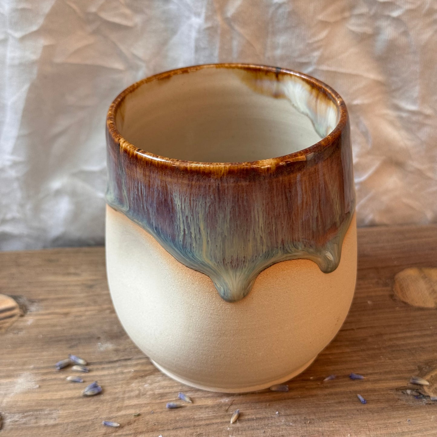 Becher mit Daumenmulde