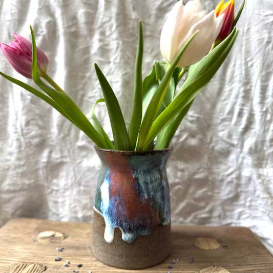 Vase aus dunkelgrauem Steinzeugton