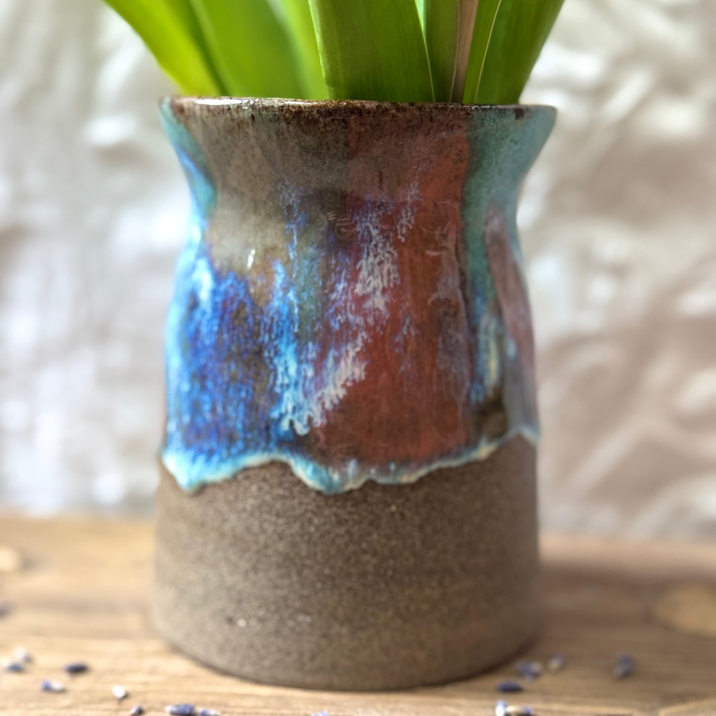 Vase aus dunkelgrauem Steinzeugton