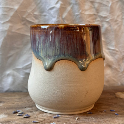 Becher mit Daumenmulde