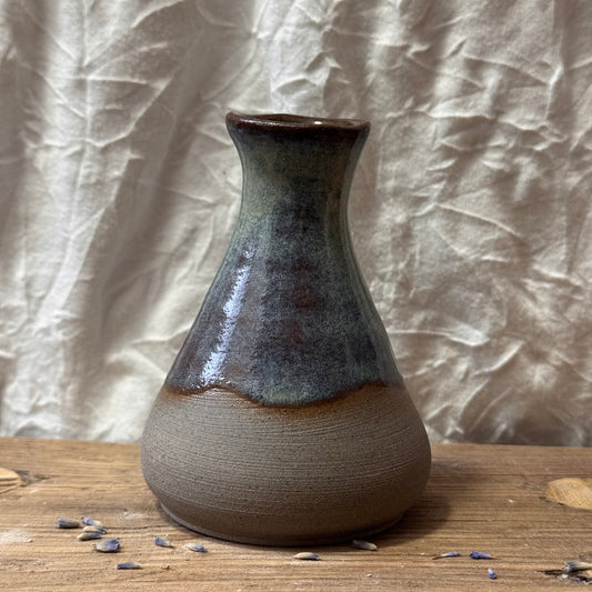 Vase aus dunklem Steinzeugton