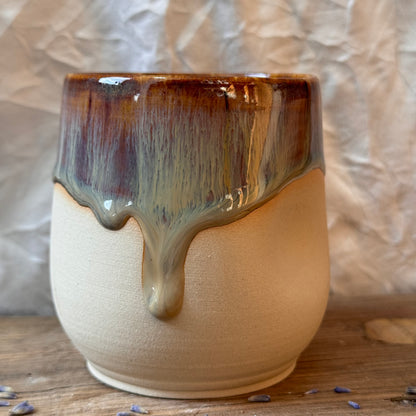 Becher mit Daumenmulde